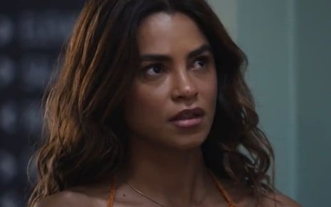 Lucy Alves caracterizada como Brisa; atriz tem o semblante chateado em cena de Travessia