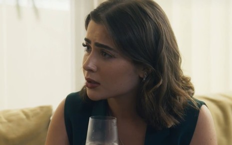 Jade Picon caracterizada como Chiara; ela tem o semblante sério e taciturno em cena de Travessia
