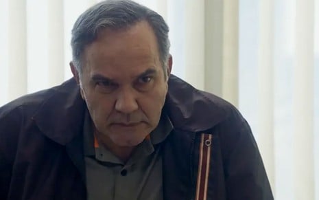 O ator Humberto Martins caracterizado como Guerra em cena de Travessia