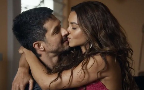 Romulo Estrela como Oto beija Lucy Alves, a Brisa, em cena de Travessia