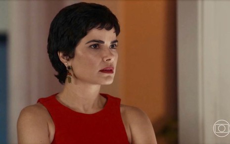A atriz Vanessa Giácomo usa regada vermelha em cena de Travessia na qual está caracterizada como Leonor