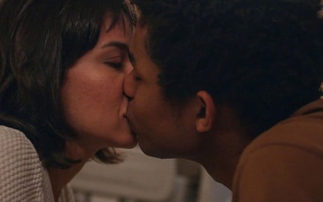 Andréia Horta, caracterizada como Lara, e Juan Paiva, o Ravi, se beijam em cena de Um Lugar ao Sol
