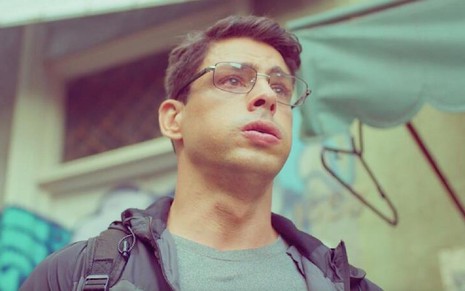 O ator Cauã Reymond usa óculos e bufa durante gravação de cena como Christian de Um Lugar ao Sol, novela das nove da Globo