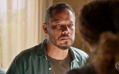O ator Che Moais contracena com Sheron Menezzes (de costas e cortada na imagem) como o personagem Carlão de Vai na Fé