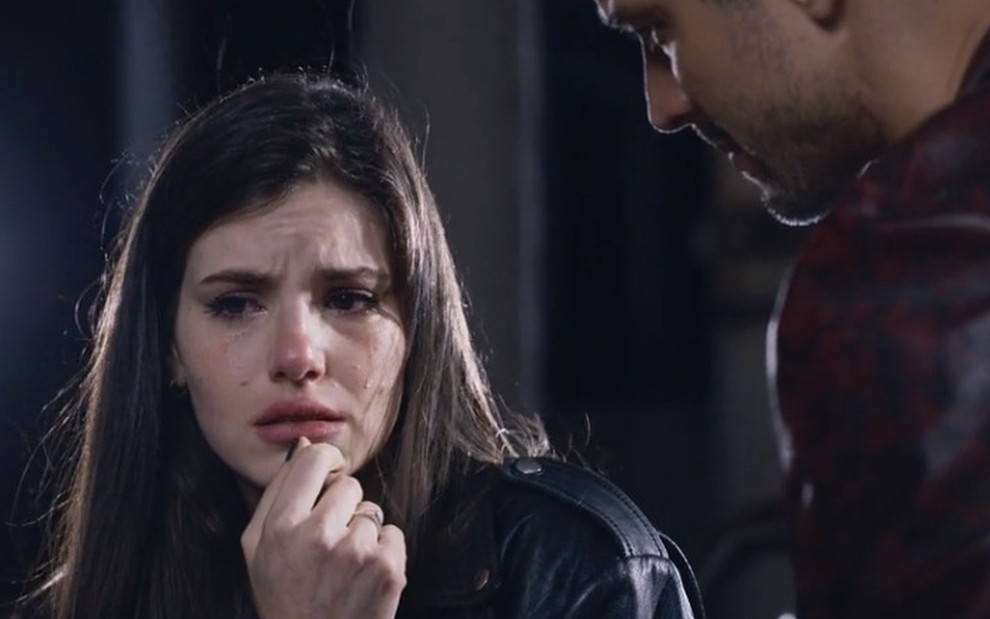 Camila Queiroz está caracterizada como Angel e chora em cena de Verdades Secretas 2