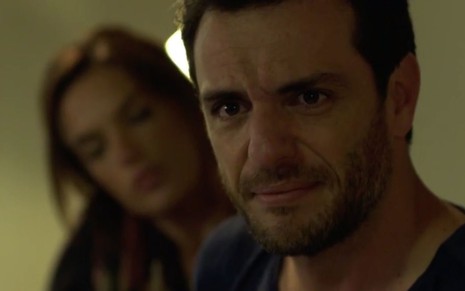 Cena da novela Verdades Secretas, da Globo, em que a personagem Samia (Alessandra Ambrósio) aparece desfocada fazendo carinho em de Alex (Rodrigo Lombardi), que chora