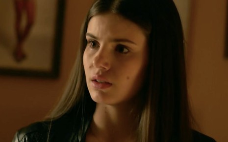 A personagem Angel (Camila Queiroz) fica em choque em cena de Verdades Secretas, novela das onze da Globo