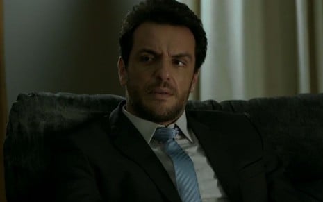 Rodrigo Lombardi grava cena com expressão séria, como Alex de Verdades Secretas, reprise da Globo