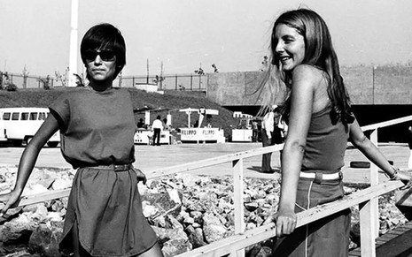 Gloria Pires e Maria Padilha estão em praia em foto preto e branco da novela Água Viva (1980)