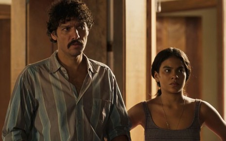 Tibério (Guito) em pé ao lado de Muda (Bella Campos) em cena da novela Pantanal