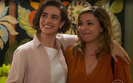 Helena (PriscilaSztejnman) e Clara (Regiane Alves) em Vai na Fé, abraçadas e sorrindo