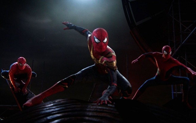 Tobey Maguire, Tom Holland e Andrew Garfield em cena de Homem-Aranha: Sem Volta para Casa