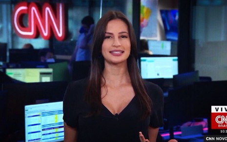 Iara Oliveira com um vestido preto no comando do bloco de esportes da CNN