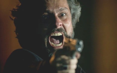 José Alfredo (Alexandre Nero) grita Fabrício Melgaço enquanto atira em cena de Império, da Globo