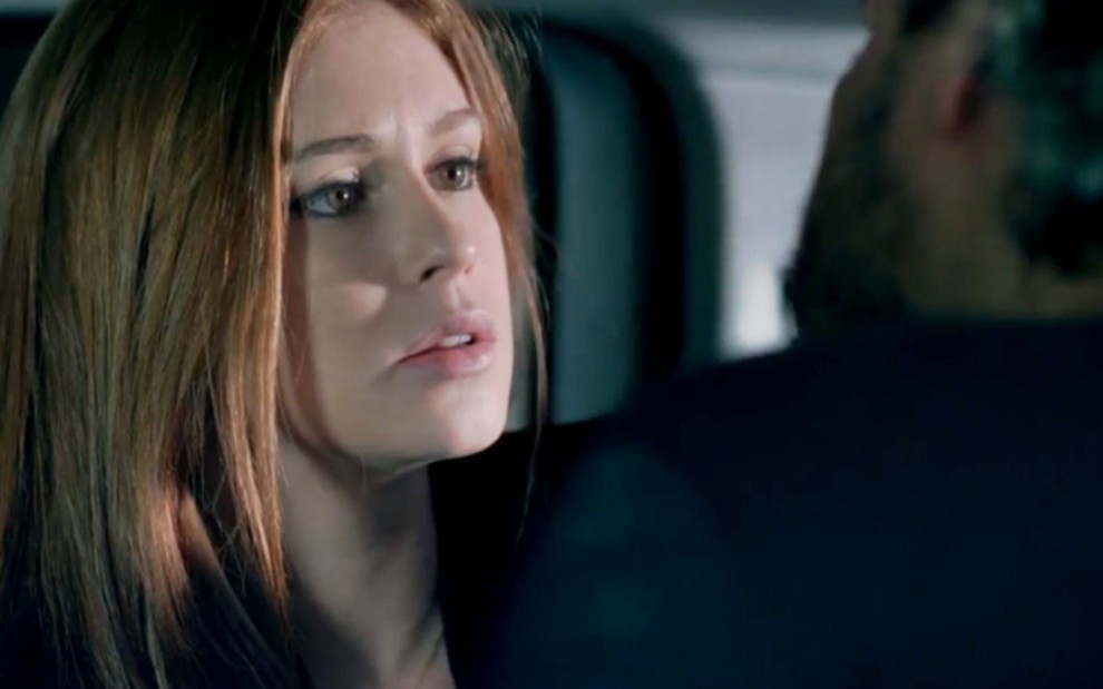 Maria Isis (Marina Ruy Barbosa) está dentro de carro com José Alfredo (Alexandre Nero) em cena de Império