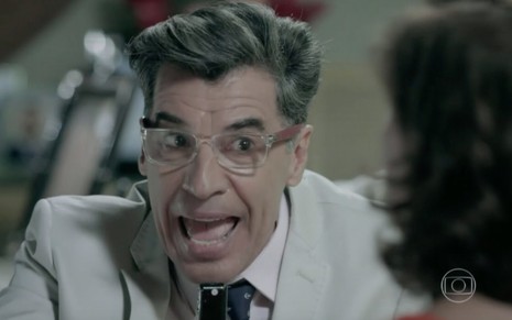 O ator Paulo Betti de boca aberta, com expressão de susto, em cena de Império