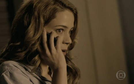 Atriz Leandra Leal segura telefone em cena da novela Império