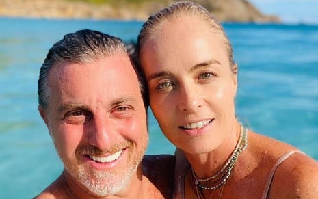 Luciano Huck e Angélica sorriem molhados no meio do mar em foto publicada no Instagram