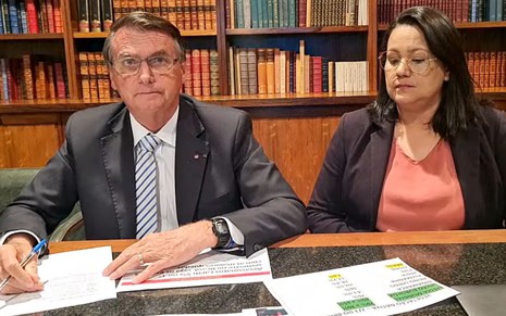 Imagem de Jair Bolsonaro (PL) e intérprete de Libras durante live