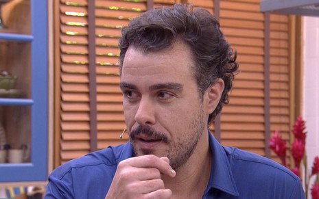 O ator Joaquim Lopes com expressão de tensão no É de Casa