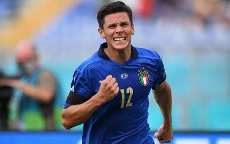 Matteo Pessina com a camisa azul da Itália correm com os punhos cerrados em partida na Eurocopa
