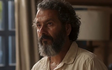 Marcos Palmeira com expressão séria em cena como José Leôncio na novela Pantanal
