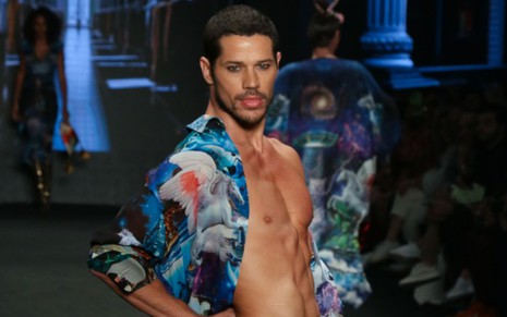 O ator José Loreto com expressão séria e sem camisa em desfile da marca The Paradise na São Paulo Fashion Week, na sexta (26)