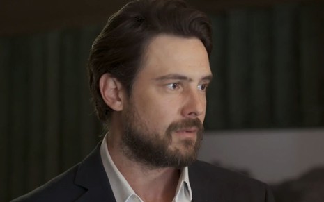 Sergio Guizé com expressão séria em cena como Zé Paulino/José Mendes na novela Mar do Sertão