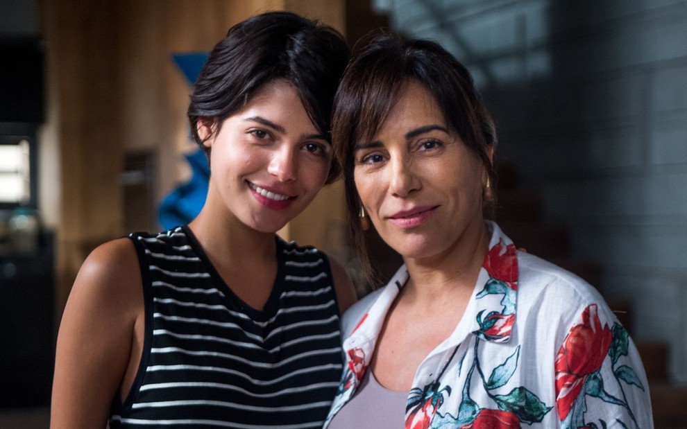 Julia Dalavia e Gloria Pires de rostos colados caracterizadas como Adriana e Beth, da novela O Outro Lado do Paraíso (2017)