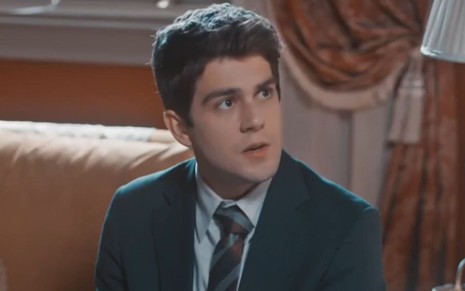 Daniel Rangel com expressão séria em cena da novela Amor Perfeito