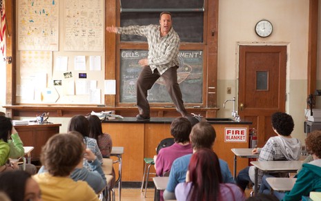 Kevin James dançando em cima da mesa em cena de Professor Peso Pesado
