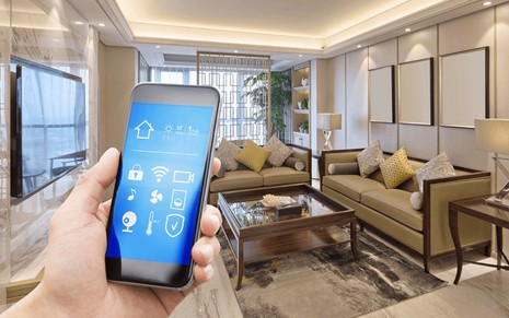 Tela de celular com aplicativo que permite comandar os vários itens de uma casa inteligente