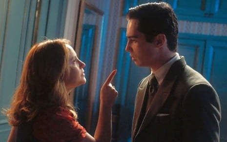 Isadora (Larissa Manoela) está com o dedo indicador erguido e apontado para Joaquim (Danilo Mesquita) na novela Além da Ilusão