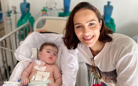 Foto de Maria Guilhermina, em um leito de hospital, ao lado de Letícia Cazarré