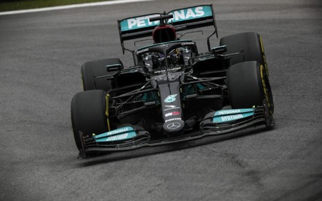 Lewis Hamilton em um carro de Fórmula 1 durante corrida