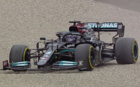 Imagem do carro de corrida de Lewis Hamilton durante o treino livre no GP da Áustria