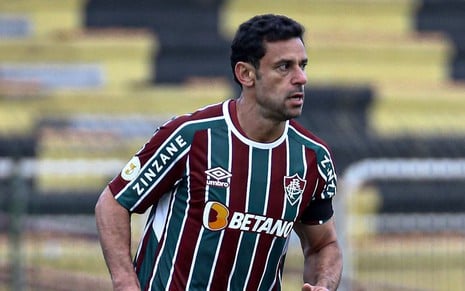 O atacante Fred jogando pelo Fluminense; ele está com o uniforme tradicional do clube