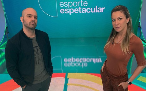 Lucas Gutierrez, à esquerda, e Bárbara Coelho, à direita; estão no estúdio do Esporte Espetacular. Ele com uma camisa preta, ela de bege.