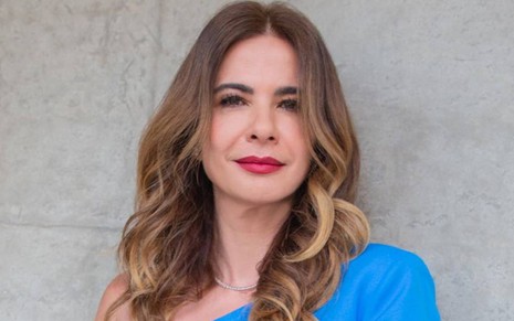 Luciana Gimenez usa roupa azul em foto publicada no Instagram