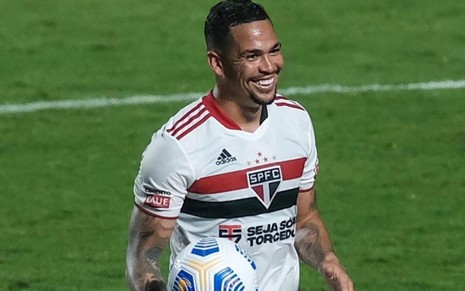 Imagem de Luciano segurando a bola durante jogo do São Paulo