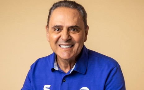 Luis Roberto sorri em foto da Globo