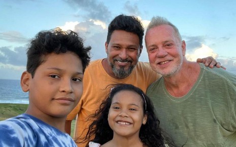 Selfie de ator com o marido e dois filhos pequenos