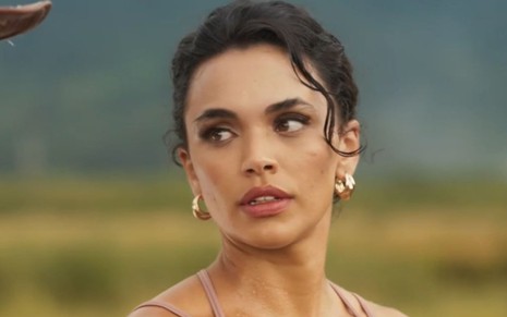 Giovana Cordeiro com expressão séria em cena como Xaviera na novela Mar do Sertão