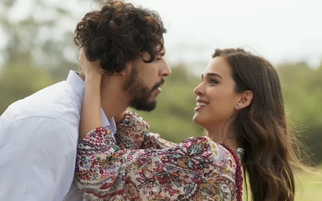 Maruan (Pedro Lamim) e Labibe (Theresa Fonseca) estão se olhando com paixão em cena do Mar do Sertão, da Globo
