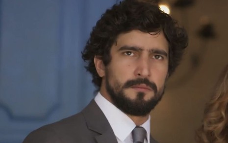 O ator Renato Góes como Tertulinho em Mar do Sertão; ele está olhando para frente com cara de surpreso e irritado