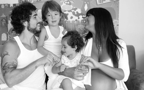 Foto preto e branco de Marcos Mion com os filhos Romeu e Donatella, e a mulher grávida do caçula