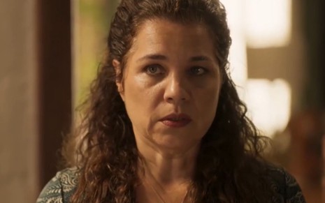 Isabel Teixeira com expressão séria em cena como Maria Bruaca na novela Pantanal (2022)