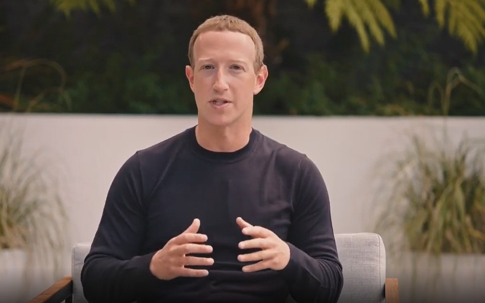 Mark Zuckerberg de roupa preta, sentado, falando para a câmera