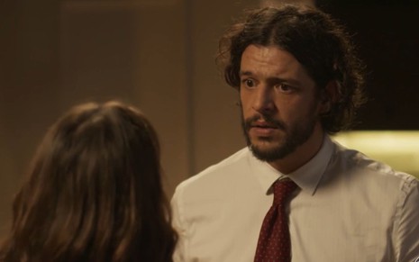 De costas, Labibe (Theresa Fonseca) conversa com Maruan (Pedro Lamin) em cena da novela Mar do Sertão