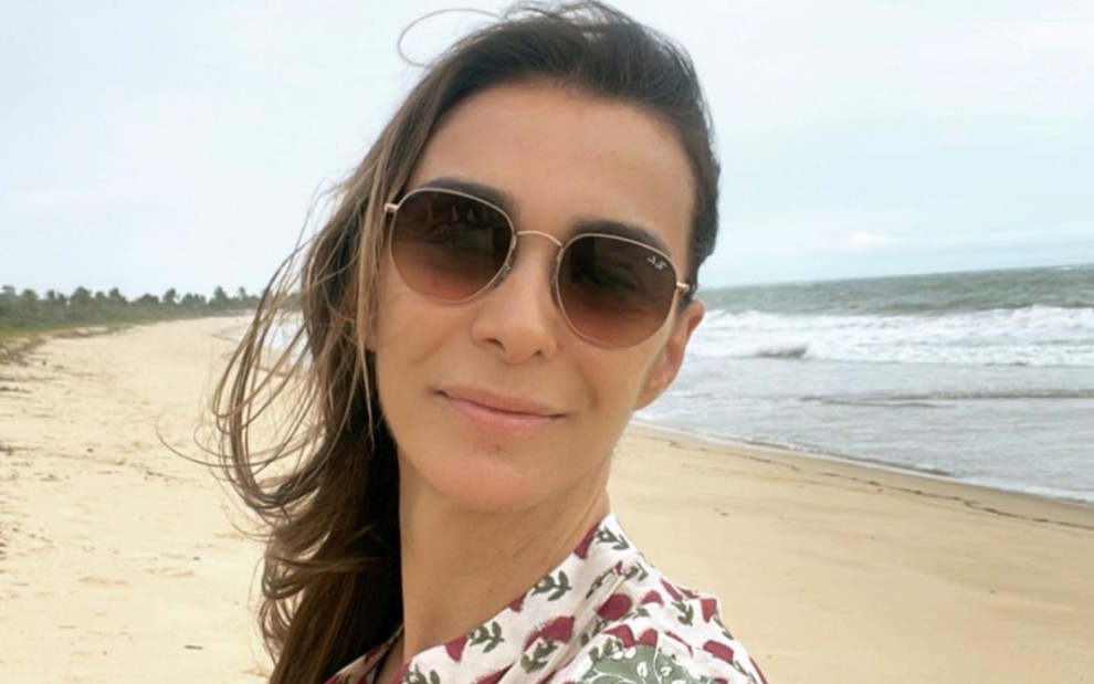 Mônica Martelli em selfie tirada em uma praia